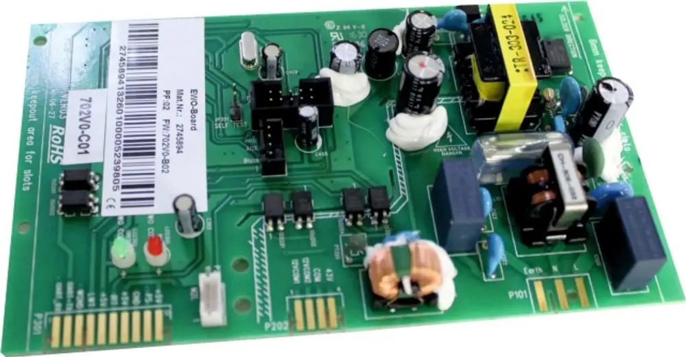 EWO-Board von Wolf, bestückt mit verschiedenen elektrischen Komponenten, darunter Widerstände, Kondensatoren und Relais, auf einer grünen Platine.